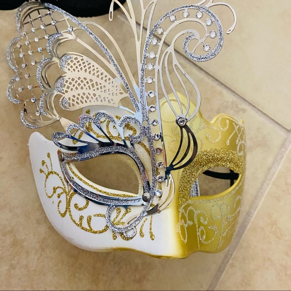 Mascaraed Mask - Picture 8 of 8